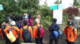 Tim SAR Basarnas Gabungan Melkukan Persiapan Evakuasi Pendaki Gunung Kerinci yang Alami Cedera Kaki. [FOTO : HMS BASARNAS]
