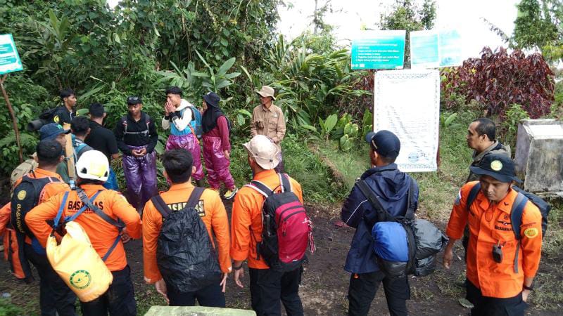 Tim SAR Basarnas Gabungan Melkukan Persiapan Evakuasi Pendaki Gunung Kerinci yang Alami Cedera Kaki. [FOTO : HMS BASARNAS]