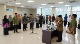 Rektor UIN STS Jambi Prof. Dr. H. Su’aidi, MA, Ph.D Saat Melakukan Pelantikan Ketua dan Sekretaris Prodi baru serta Kepala Laboratorium. [FOTO : UIN JAMBI/Suwedy]
 