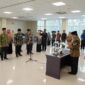 Rektor UIN STS Jambi Prof. Dr. H. Su’aidi, MA, Ph.D Saat Melakukan Pelantikan Ketua dan Sekretaris Prodi baru serta Kepala Laboratorium. [FOTO : UIN JAMBI/Suwedy]
 