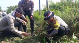 Kapolres Tanjung Jabung Barat AKBP Padli, SH, SIK, MH menanam bibit pohon di Desa Pembengis, Rabu (23/8/23). FOTO : LT 