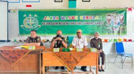 Jaksa Kejari Tanjung Jabung Barat sampaikan materi penyuluhan Hukum Jaksa Masuk Sekolah. FOTO : Dok Kejari