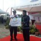 Wamentan Ir Harvick Hasnul Qolbi menyerahkan secara simbolis bantuan benih dan alat pertanian ke Bupati H Anwar Sadat. FOTO : LT