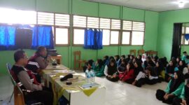 Personel Polres Tanjab Barat menyampaikan 5 Program Quick Win 2023 di MAN 2 Kuala Tungkal, Rabu (23/8/23). FOTO : Humas 
