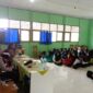 Personel Polres Tanjab Barat menyampaikan 5 Program Quick Win 2023 di MAN 2 Kuala Tungkal, Rabu (23/8/23). FOTO : Humas 
