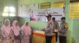 AKP Edi Purnawan, SH didampingi personel Polsek menyerahkan Buku ke Wakil Kepala SDN 019/V Rahimah didampingi Majelis Guru, Kamis (24/8/23). FOTO : Humas 
