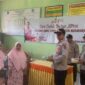 AKP Edi Purnawan, SH didampingi personel Polsek menyerahkan Buku ke Wakil Kepala SDN 019/V Rahimah didampingi Majelis Guru, Kamis (24/8/23). FOTO : Humas 