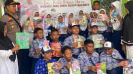 Kapolsek Merlung AKP Marwiyansyah foto bersama Guru dan Siswa SMPN 01 Merlung usai bagikan 22 Jenis Buku. FOTO : Humas 