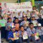 Kapolsek Merlung AKP Marwiyansyah foto bersama Guru dan Siswa SMPN 01 Merlung usai bagikan 22 Jenis Buku. FOTO : Humas 