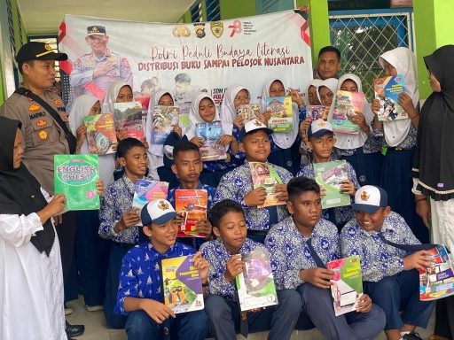 Kapolsek Merlung AKP Marwiyansyah foto bersama Guru dan Siswa SMPN 01 Merlung usai bagikan 22 Jenis Buku. FOTO : Humas 