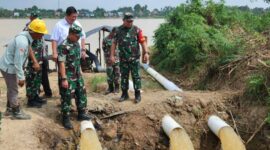 Danrem 042/Gapu Brigjen TNI Supriono cek langsung Proyek Water Intake Sungai Batanghari. FOTO : Penrem 042/Gapu