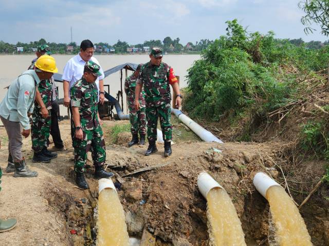 Danrem 042/Gapu Brigjen TNI Supriono cek langsung Proyek Water Intake Sungai Batanghari. FOTO : Penrem 042/Gapu