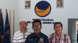 Sekretaris Partai NasDem Tanjab Barat Abdurahman Jamalia didampingi para Kader, Kamis (31/8/23). FOTO : LT
