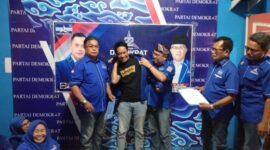 Ketua DPC Partai Demokrat Tanjab Barat Jamal Darmawan, Sie, SE, MM didampingi Pengurus mengenakan seragam Partai ke Hery, Sabtu (9/9/23). FOTO : LT 