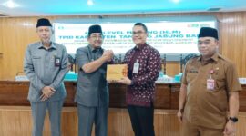 Bupati Tanjab Barat H Anwar Sadat bersama Kepala perwakilan Bank Indonesia Provinsi Jambi, Hermanto, Sekda dan Asisten II Ekbang Setda Tanjab Barat. FOTO : Prokopim 