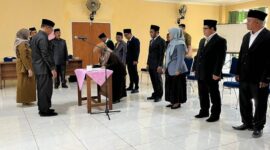 Kepala BKPSDM Tanjab Barat H. R. Gatot Suwarso Saat Memimpin Pelantikan, Selasa (12/9/23). FOTO : IST