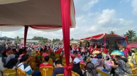 Masyarakat yang mengikuti Jalan santai bersama Dudi Purwadi di Lapangan Kuntala Kecamatan Merlung, Minggu (17/9/23). FOTO : Ist