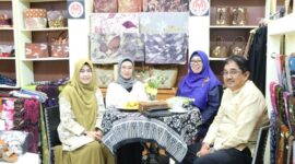 Ketua Dekranasda Hj Fadhilah Sadat bersama Bupati H Anwar Sadat didampingi Hj Siti Azizah saat kunjungan di stand Dekranasda Tanjab Barat Kriyanusa 2023 di JCC. FOTO : Ist 
