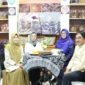 Ketua Dekranasda Hj Fadhilah Sadat bersama Bupati H Anwar Sadat didampingi Hj Siti Azizah saat kunjungan di stand Dekranasda Tanjab Barat Kriyanusa 2023 di JCC. FOTO : Ist 