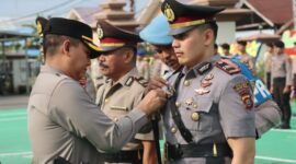 Kapolres Tanjab Barat AKBP Padli, SH, SIK, MH pasang tanda jabatan ke Kasat Reskrim IPTU Anthony Brownd, S. Tr.K, SH, SIK usai dilantik, Senin (18/9/23). FOTO : Humas 