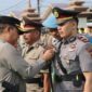 Kapolres Tanjab Barat AKBP Padli, SH, SIK, MH pasang tanda jabatan ke Kasat Reskrim IPTU Anthony Brownd, S. Tr.K, SH, SIK usai dilantik, Senin (18/9/23). FOTO : Humas 