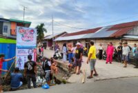RT Bersama Karang Taruna dan Masyarakat Kampung Nelayan Pasang Spanduk Perang terhadap Narkoba. FOTO : Eko