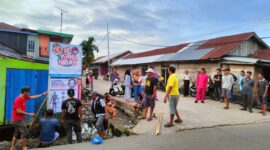 RT Bersama Karang Taruna dan Masyarakat Kampung Nelayan Pasang Spanduk Perang terhadap Narkoba. FOTO : Eko