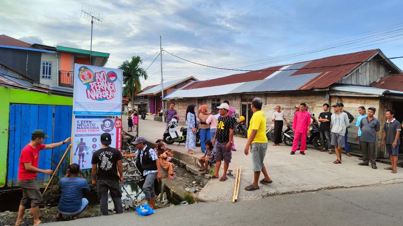 RT Bersama Karang Taruna dan Masyarakat Kampung Nelayan Pasang Spanduk Perang terhadap Narkoba. FOTO : Eko