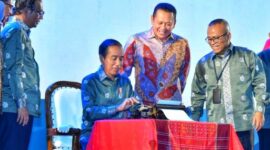 Presiden Joko Widodo Ketua MPR Bambang Soesatyo dan Ketua Umum PWI Atas S Depari : Dok/Setneg