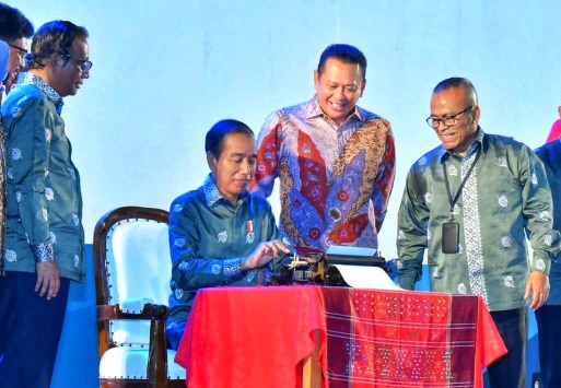 Presiden Joko Widodo Ketua MPR Bambang Soesatyo dan Ketua Umum PWI Atas S Depari : Dok/Setneg