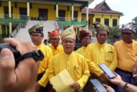 H Azwar didampingi Sekretaris dan Himpunan Keluarga Melayu Tanjab Barat. FOTO : LT 