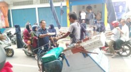 Pengurus DPD Partai NasDem Tanjab Barat berbagi makanan. FOTO : Ist