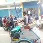Pengurus DPD Partai NasDem Tanjab Barat berbagi makanan. FOTO : Ist