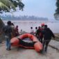 Warga Desa Teluk Rendah Kecamatan Tebo Ilir Kabupaten Tebo Memadati Tepian Sungai Batanghari Lokasi Para Korban Tenggelam. [FOTO : HMS Basarnas Jambi]