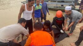Evakuasi Ali & Sumiati Dua Korban Tenggelam di Sungai Batanghari oleh Tim SAR Gabungan. [FOTO : HMS BASARNAS JAMBI]