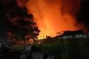 Saat Api Membakar Satu Unit Gudang di Sungai Saren, Kecamatan Bram Itam. FOTO : IST.