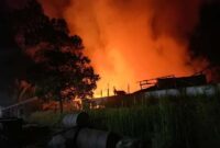 Saat Api Membakar Satu Unit Gudang di Sungai Saren, Kecamatan Bram Itam. FOTO : IST.