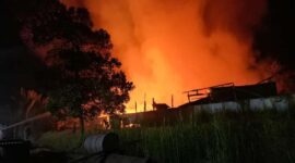 Saat Api Membakar Satu Unit Gudang di Sungai Saren, Kecamatan Bram Itam. FOTO : IST.