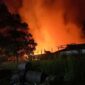 Saat Api Membakar Satu Unit Gudang di Sungai Saren, Kecamatan Bram Itam. FOTO : IST.
