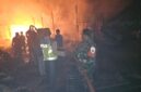 Tim Gabungan saat memadamkan Api di Lokasi Kebakaran, Selasa Malam (3/10/23). FOTO : Dok/Res Tjb 