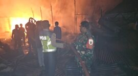 Tim Gabungan saat memadamkan Api di Lokasi Kebakaran, Selasa Malam (3/10/23). FOTO : Dok/Res Tjb 