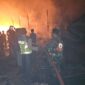 Tim Gabungan saat memadamkan Api di Lokasi Kebakaran, Selasa Malam (3/10/23). FOTO : Dok/Res Tjb 