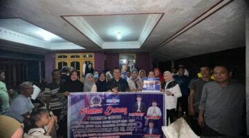 Jamal Darmawan Sie, SE, MM anggota DPRD Dapil I dari Partai Demokrat foto bersama Warga, Rabu Malam (4/10/23). FOTO : Ist 