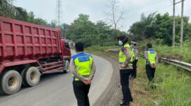 AKP Rita Purnama, SH, MH bersama Unit Kamsel Satlantas dan BKO Tungkal Ulu saat cek lokasi Rawan Lakalantas di Desa Kampung Baru, Jum'at (6/10/23). FOTO ; Dok/Satlantas 