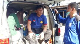 Indra Petugas Damkar Tanjab Barat saat mendapatkan pertolongan pertama dari Tanaga Medis. FOTO : LT 