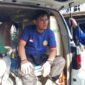 Indra Petugas Damkar Tanjab Barat saat mendapatkan pertolongan pertama dari Tanaga Medis. FOTO : LT 