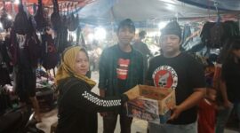 Anton dan Bram saat Aksi Penggalangan Dana bagi Korban Kebakaran di Lorong Banten dari Para Dermawan, Sabtu Malam (7/10/23). FOTO : Dok/Sanggar