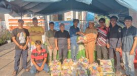 Bersama Penasehat H Dang, Ketua Sanggar Tuah Sekate Deni menyerahkan Bantuan Sembako ke Lurah Tungkal IV Kota H Mohammad Arif disaksikan pengurus Sanggar dan staf Kelurahan. FOTO : Dok/Sanggar