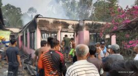 Warga melakukan pembersihan puing dan pendinginan pasca kebakaran. FOTO : Iyal/Sekcam