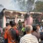Warga melakukan pembersihan puing dan pendinginan pasca kebakaran. FOTO : Iyal/Sekcam